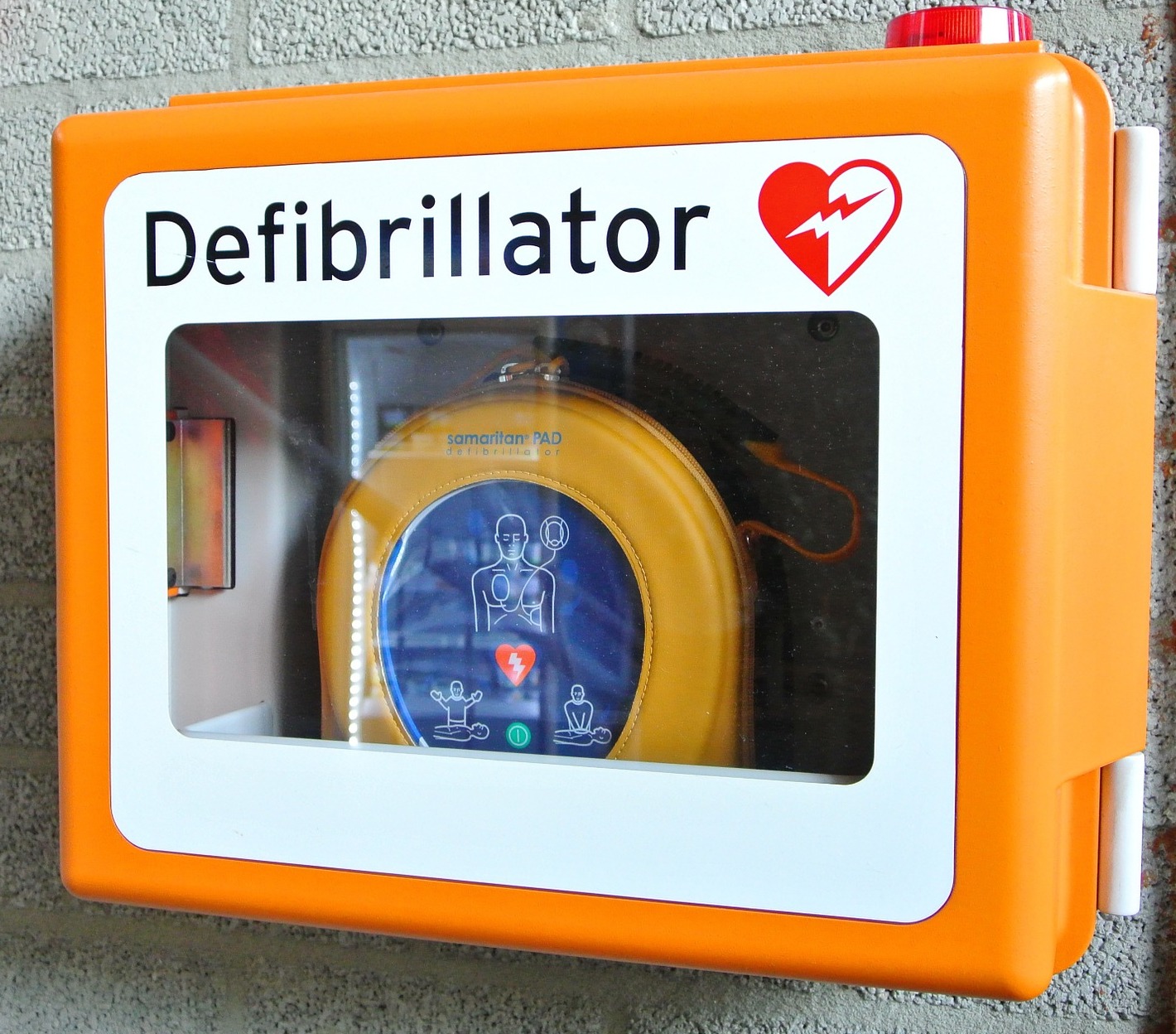 come si usa un defibrillatore